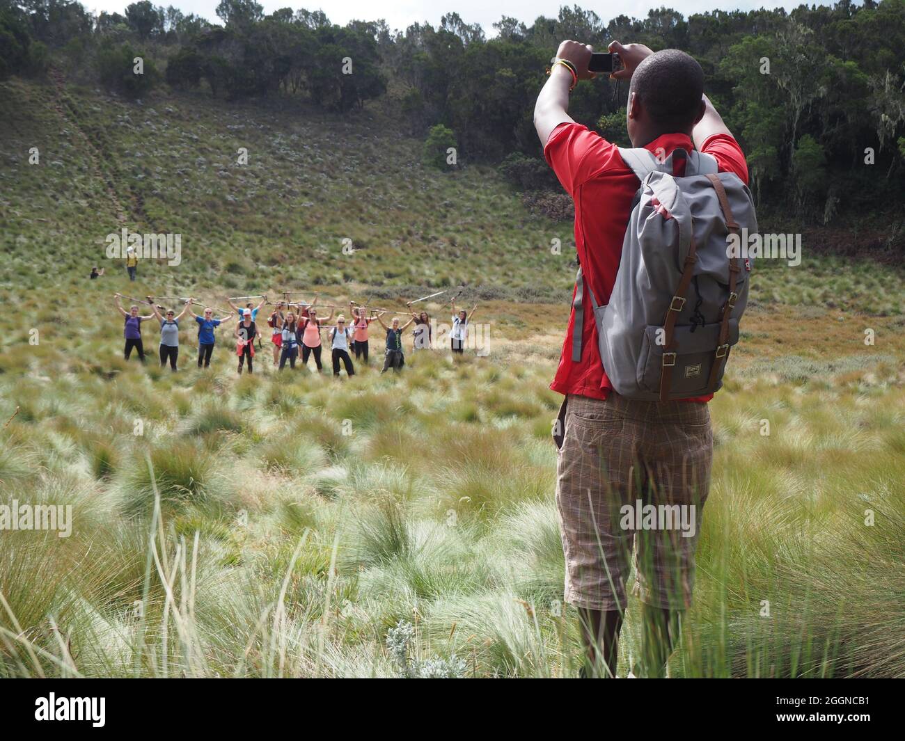 MONTE KILIMANJARO, TANZANIA - 21 settembre 2016: I turisti che si arrampicano sul Monte Kilimanjaro in Tanzania con guide turistiche locali. Foto di viaggio di persone che escursionano Kiliman Foto Stock