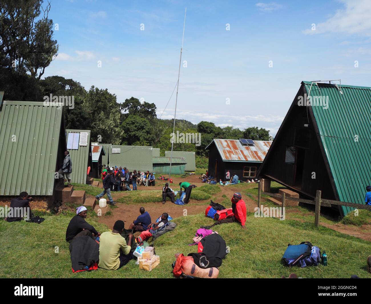 MONTE KILIMANJARO, TANZANIA - 21 settembre 2016: I turisti che si arrampicano sul Monte Kilimanjaro in Tanzania con guide turistiche locali. Foto di viaggio di persone che escursionano Kiliman Foto Stock