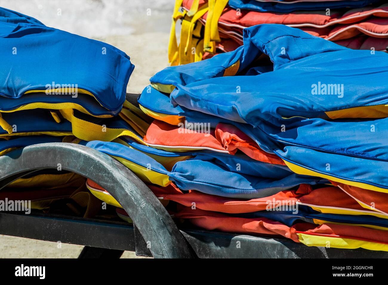 Giubbotti salvagente, protezione e sicurezza della vita in acqua sullo sfondo del mare. Foto Stock