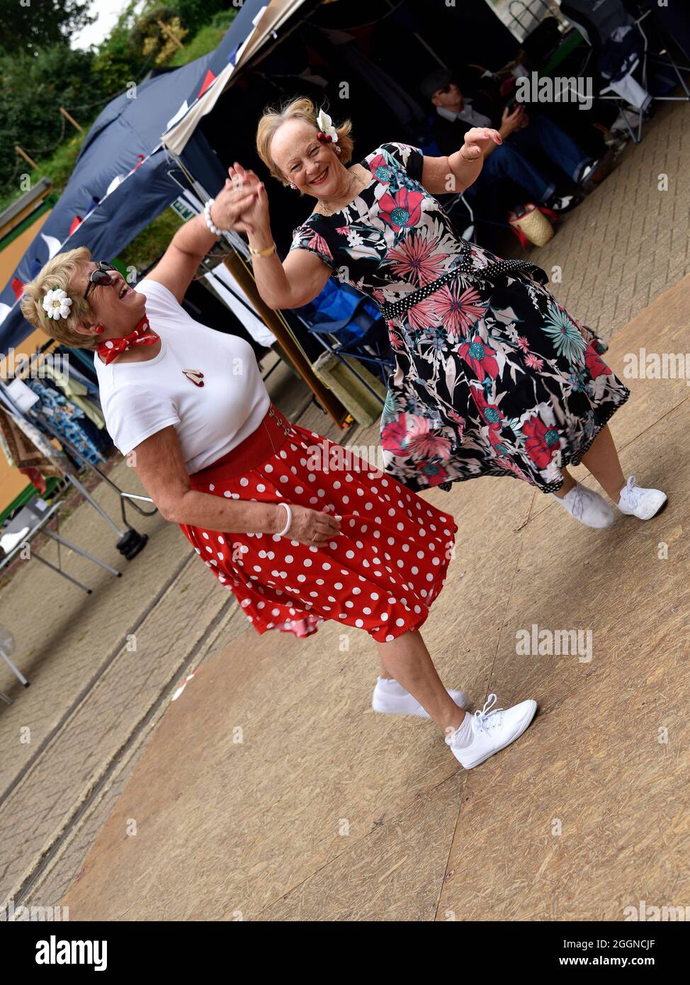 Coppia in abbigliamento retrò ballando durante un week-end anni '50 al Watercress Line, Alresford, Hampshire, Regno Unito. Foto Stock Coppia in abbigliamento retrò ballando durante un week-end anni '50 al Watercress Line, Alresford, Hampshire, Regno Unito. Foto Stock
