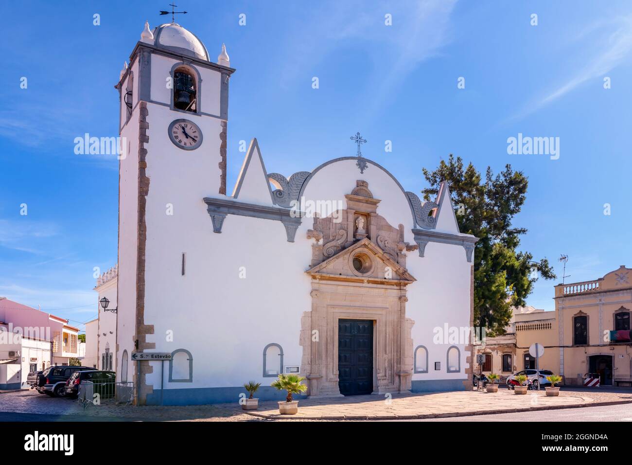 La cappella della chiesa cattolica dipinta di bianco Igreja Matriz de Nossa Senhora da Luz a Luz de Tavira Algarve Portogallo Foto Stock