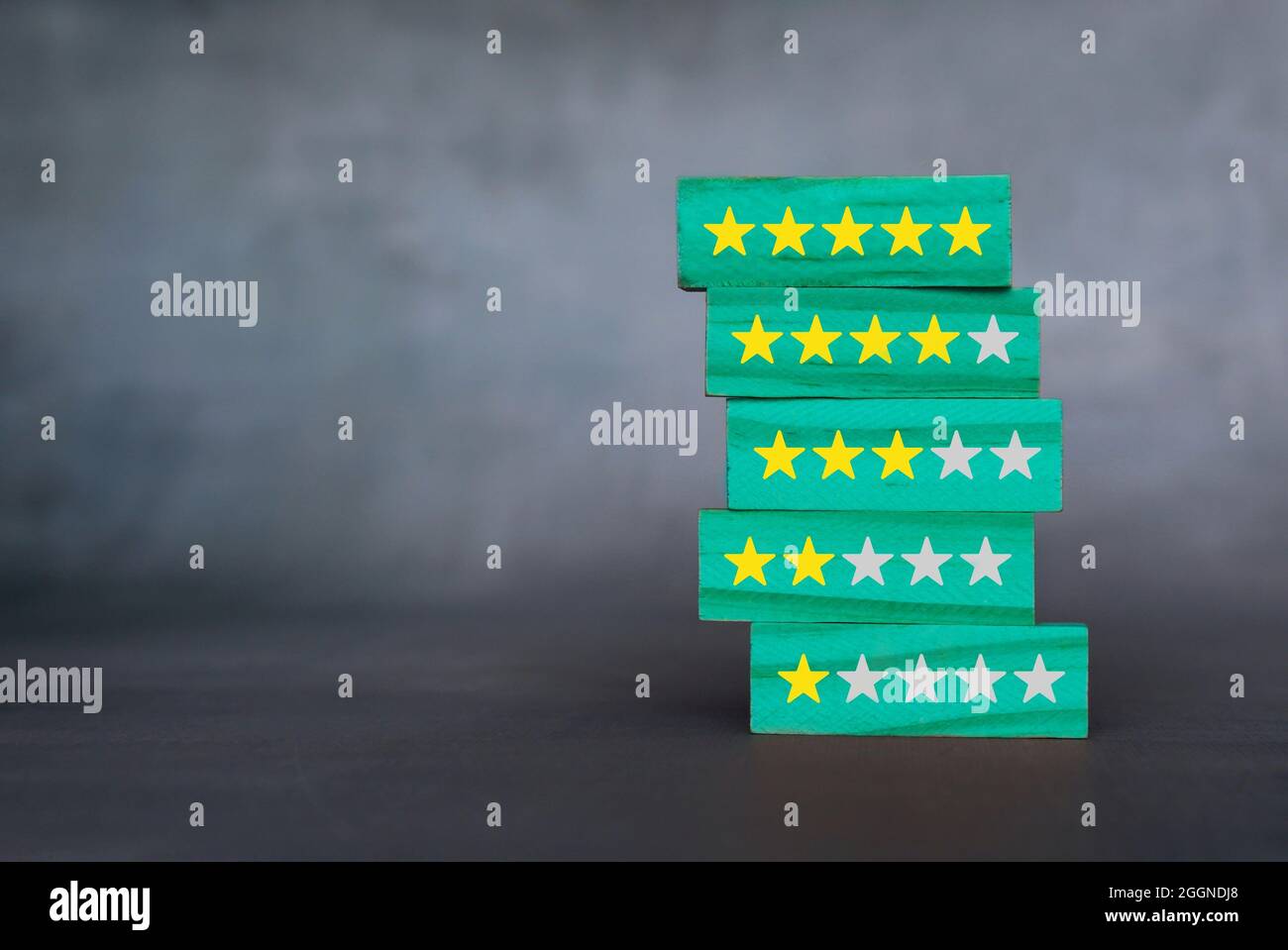 Esperienza del cliente, analisi del prodotto o sondaggio sulla soddisfazione. Piastrelle di legno con stella icona di valutazione. Spazio di copia per il testo Foto Stock