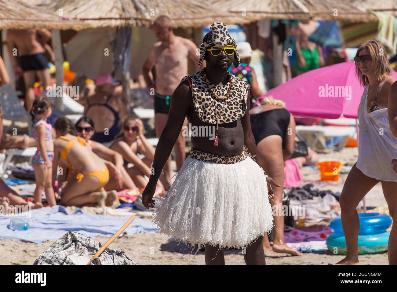Ucraina, Porto di ferro - 24 agosto 2020: Uomo africano americano con pelle scura sulla spiaggia con intrattenimento per turisti e vacanzieri. Foto Stock