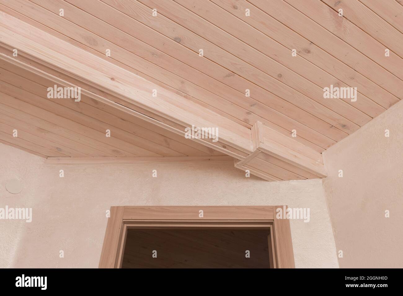Porta negli interni moderni della camera con soffitto in legno. Foto Stock