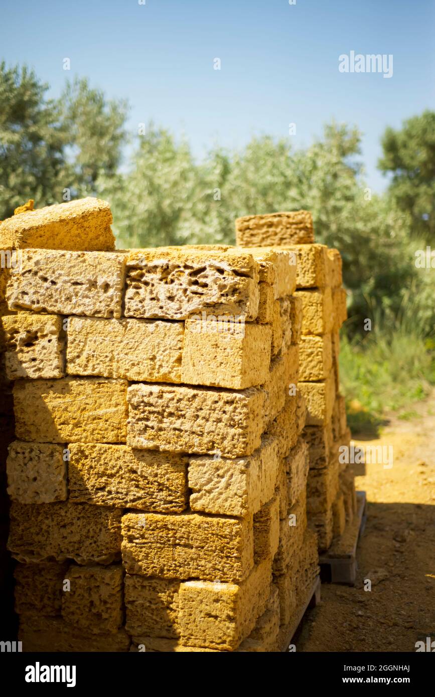 I mattoni di pietra della conchiglia in una pila ad un luogo di costruzione. Foto Stock