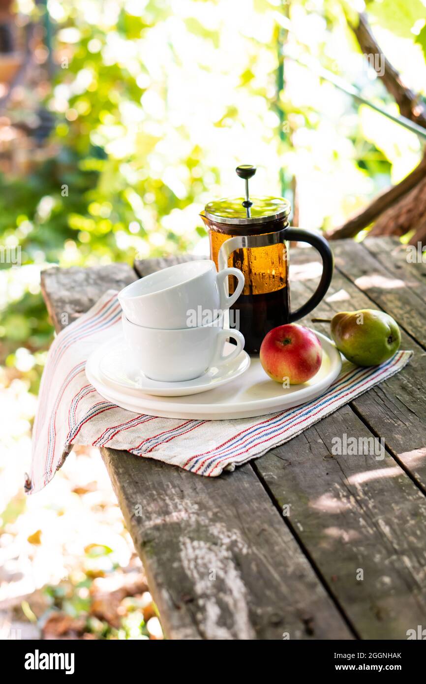 Colazione per due, tazzine da tè e frutta Foto Stock