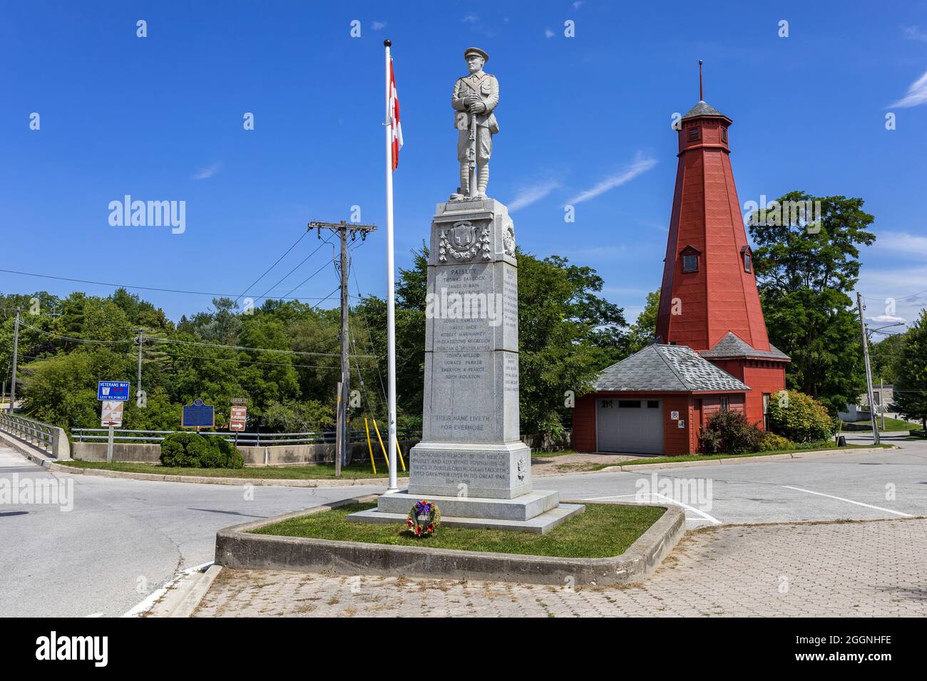 Paisley Ontario Canada prima guerra mondiale Cenotaph e Fire Hose Tower nel centro di Paisley Village Ontario Canada Foto Stock