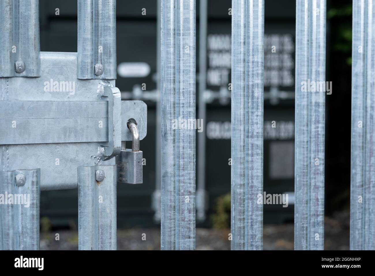 Ingresso cancello di sicurezza bloccato con lucchetto e chiavistello scorrevole Foto Stock