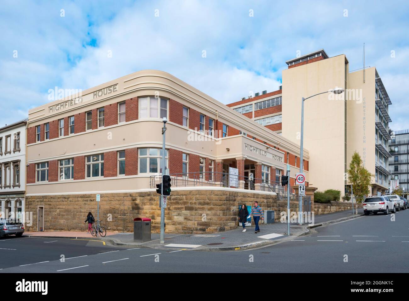 High-Field House a Hobart, Tasmania, Australia, è un edificio in stile Art Deco con fasce di resa orizzontali che circondano l'edificio ad angolo Foto Stock