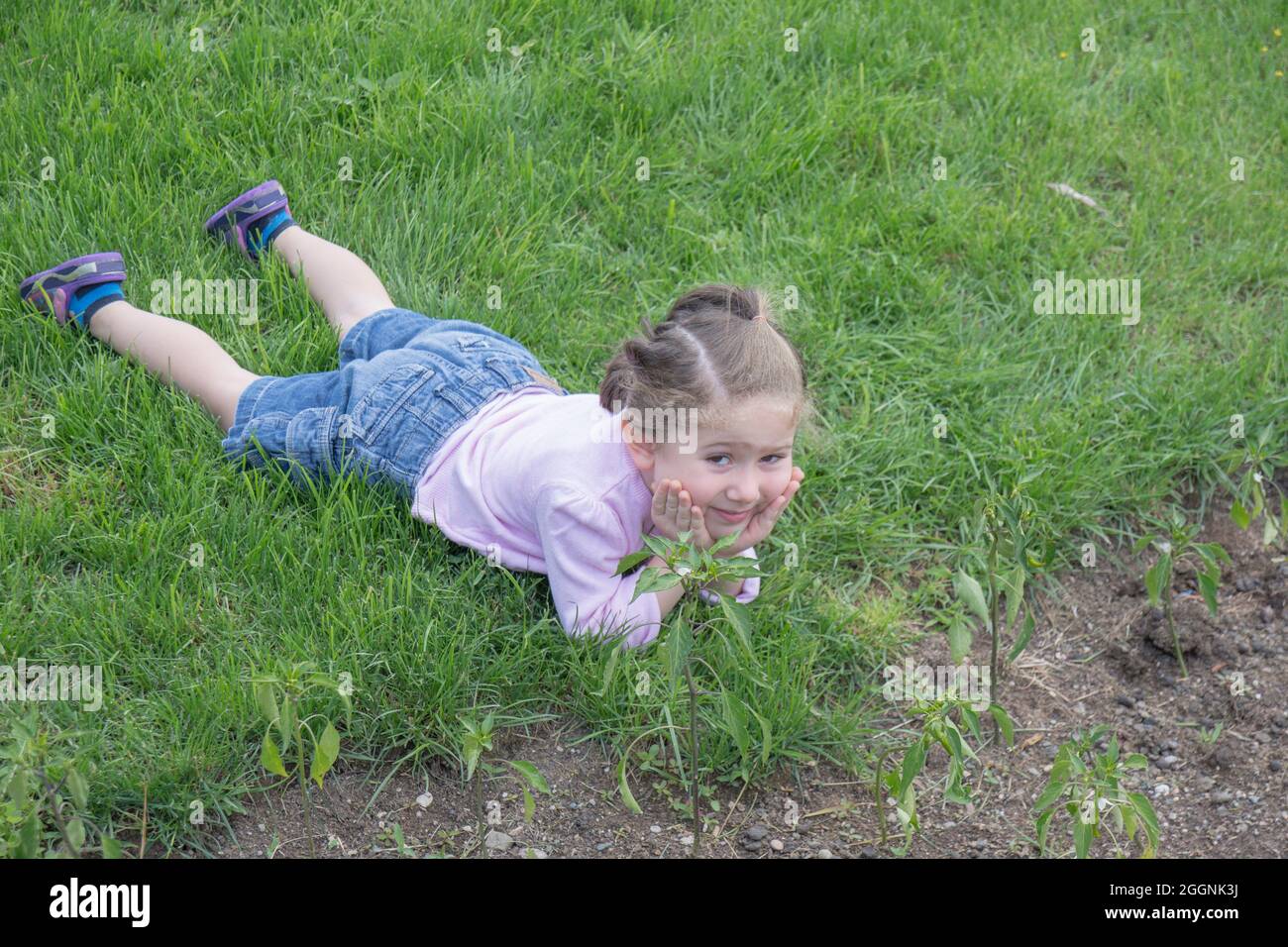 la bambina si trova sull'erba. Fuoco selettivo. Isolato. Spazio di copia Foto Stock