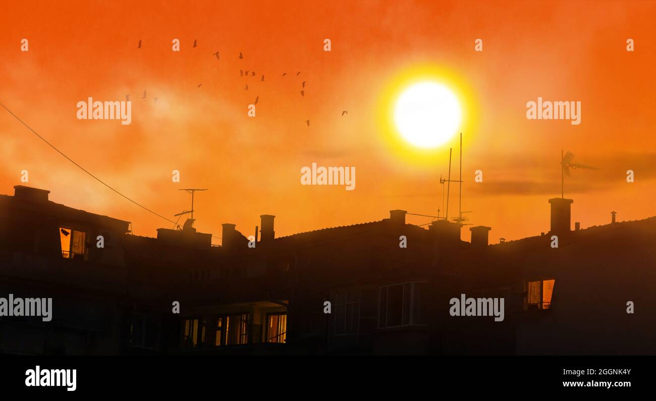 sole in un'intensa giornata estiva in un'onda di calore, tempo caldo in città Foto Stock