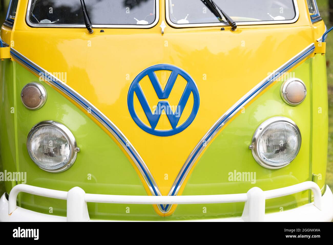 21-08-2021 Brasschaat, Anversa, Belgio la parte anteriore di un camper verde e giallo d'epoca VW o Vokswagen nei colori del Brasile, o reggae. Foto di alta qualità Foto Stock