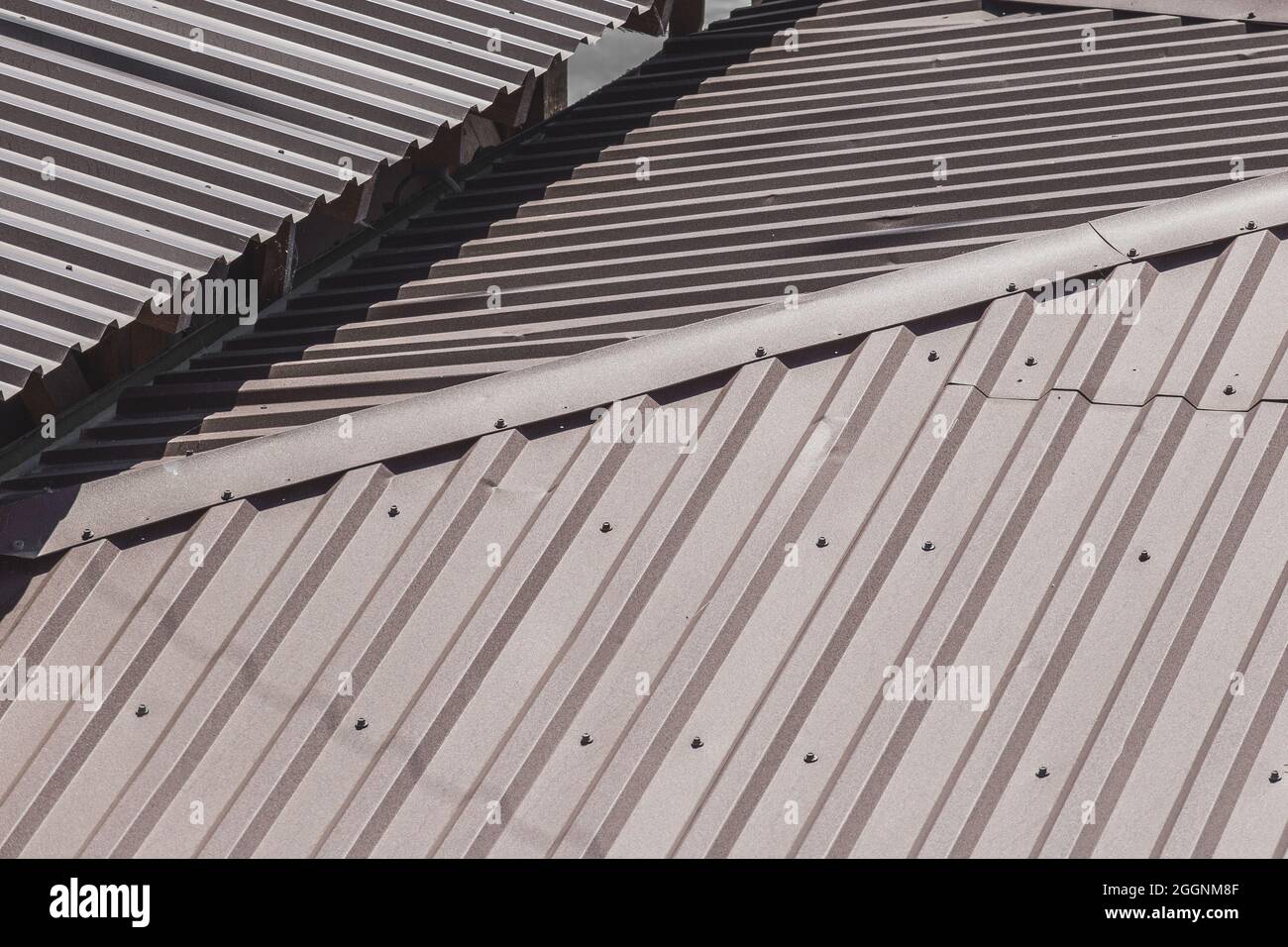 Rivestimento del tetto in metallo della casa struttura in ferro e architettura sfondo texture. Foto Stock