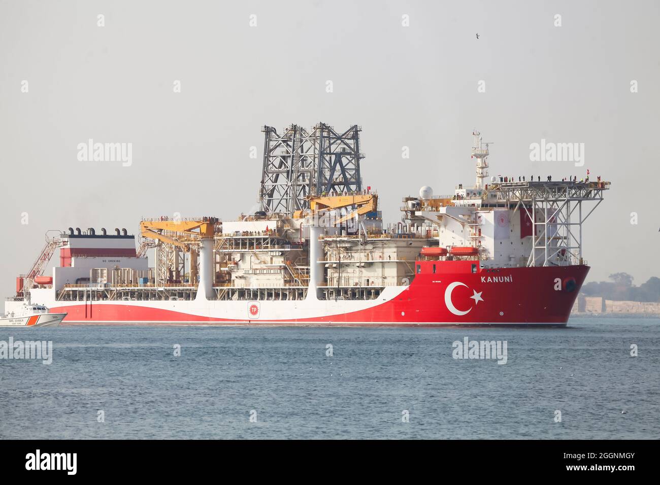 13 novembre, Istanbul-Turchia 2020: Kanuni Drilling Ship passa attraverso la spiaggia di Üsküdar Foto Stock