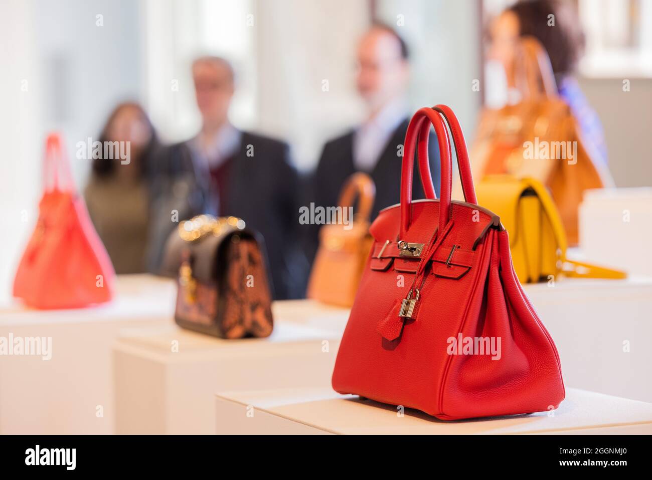 Colonia, Germania. 2 settembre 2021. Borse di lusso di Louis Vuitton e  Hermes (Birkin Bag di fronte) sono in mostra presso la nuova filiale  tedesca di Sotheby. In futuro, la casa d'asta