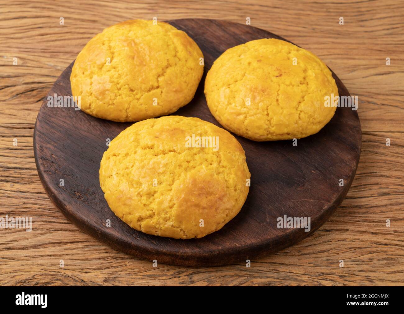 Broa, pane tipico brasiliano di farina di mais su tavola di legno. Foto Stock