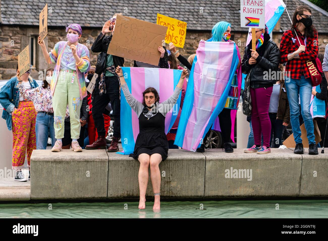 Edimburgo, Scozia, Regno Unito. 2 settembre 2021. Dimostrazione a sostegno dei diritti delle donne, svoltasi oggi al di fuori del Parlamento scozzese a Holyrood a Edimburgo. I manifestanti ritengono che la definizione di donna sia minacciata dal diritto del governo scozzese che conferirebbe alle donne trans gli stessi diritti delle donne. Lo slogan Women Won Won Wheesht è stato adottato per promuovere il loro movimento. Una controdimostrazione è stata inoltre svolta dai fautori dei diritti dei cittadini trans. Gli insulti sono stati scambiati tra entrambi i gruppi. PIC; demo del contatore di fase dei trans attivisti. Iain Masterton/Alamy Live News. Foto Stock