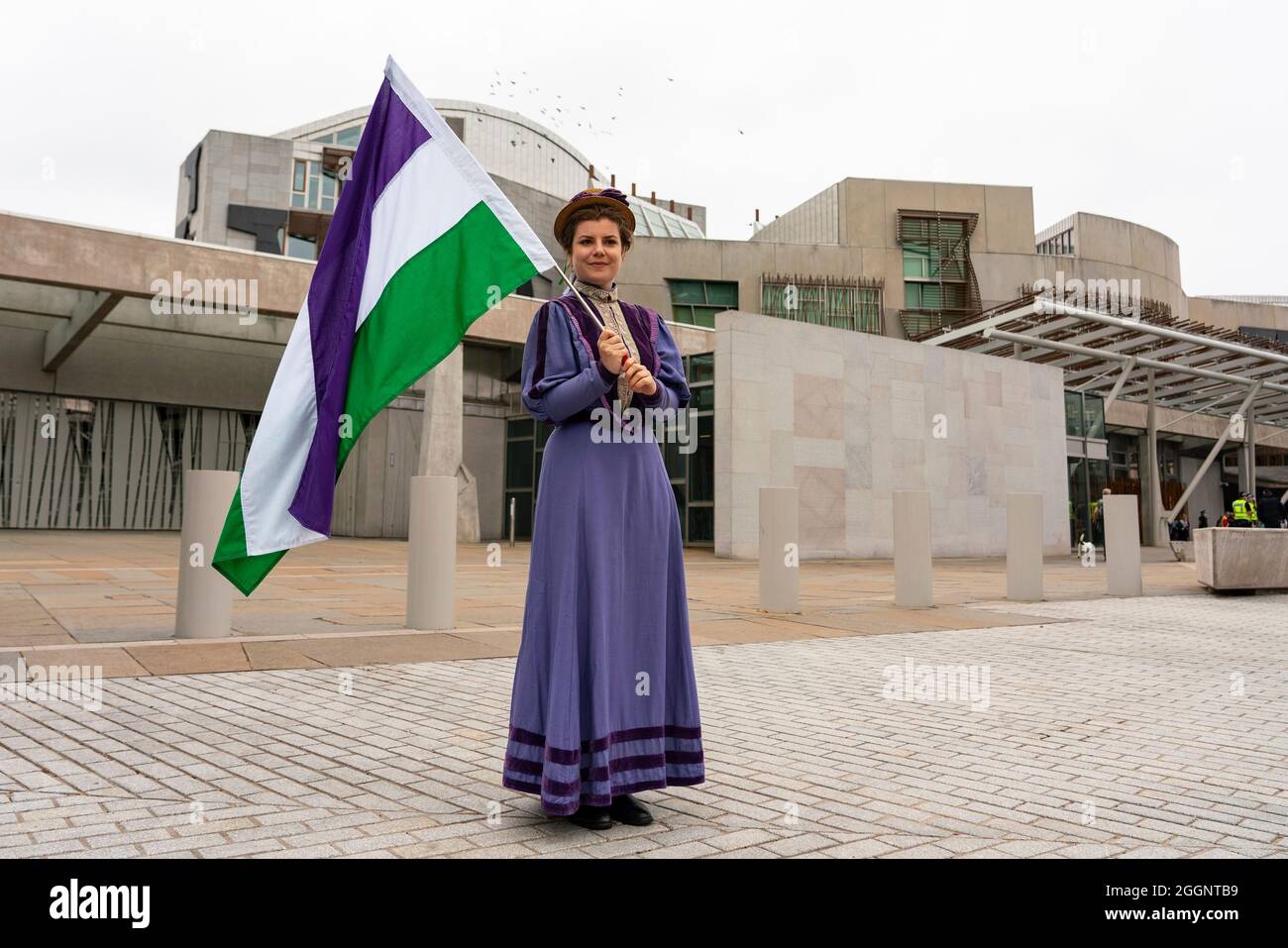 Edimburgo, Scozia, Regno Unito. 2 settembre 2021. Dimostrazione a sostegno dei diritti delle donne, svoltasi oggi al di fuori del Parlamento scozzese a Holyrood a Edimburgo. I manifestanti ritengono che la definizione di donna sia minacciata dal diritto del governo scozzese che conferirebbe alle donne trans gli stessi diritti delle donne. Lo slogan Women Won Won Wheesht è stato adottato per promuovere il loro movimento. Una controdimostrazione è stata inoltre svolta dai fautori dei diritti dei cittadini trans. Gli insulti sono stati scambiati tra entrambi i gruppi. PIC; donna in costume a suffragette fuori dal Parlamento. Iain Masterton/Alamy Live News. Foto Stock