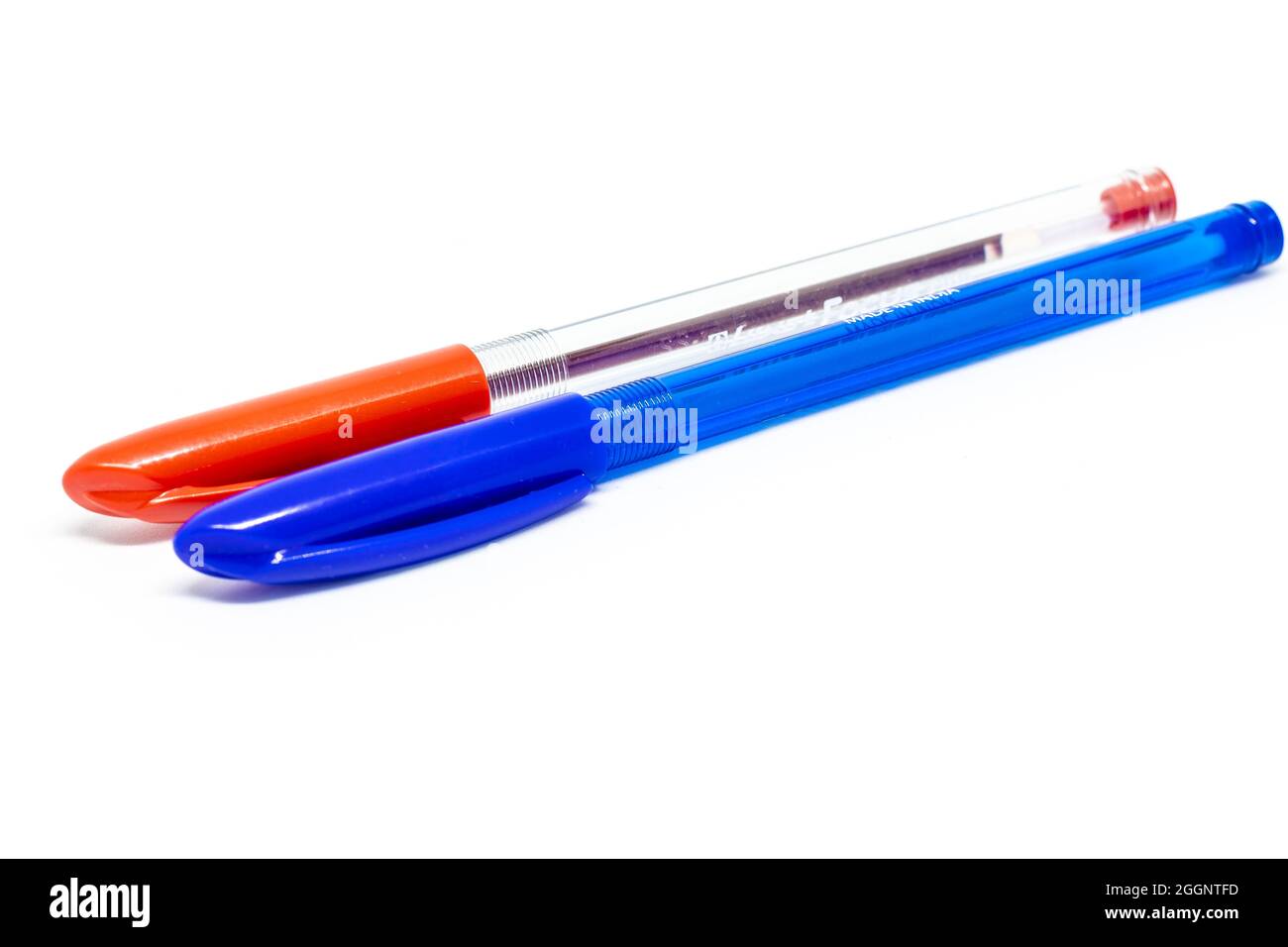 Primo piano di penne rosse e blu su sfondo bianco Foto stock - Alamy