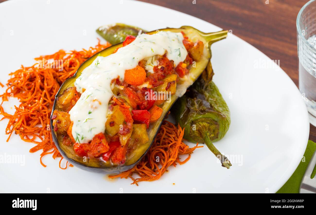 Melanzane cotte con verdure e tzatziki Foto Stock