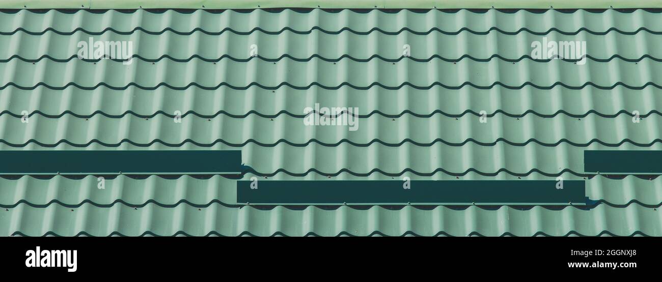 Struttura in metallo tegole di ferro tetto che copre sfondo casa Foto stock  - Alamy