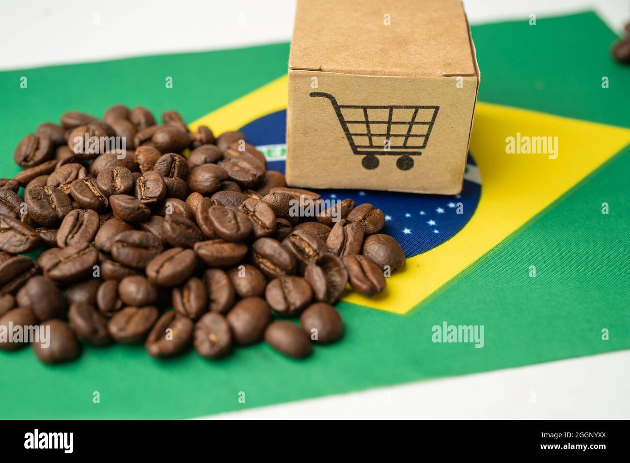 Chicchi di caffè sulla bandiera del Brasile; importazione di bevande alimentari concetto. Flag, importazione di bevande alimentari concetto. Foto Stock