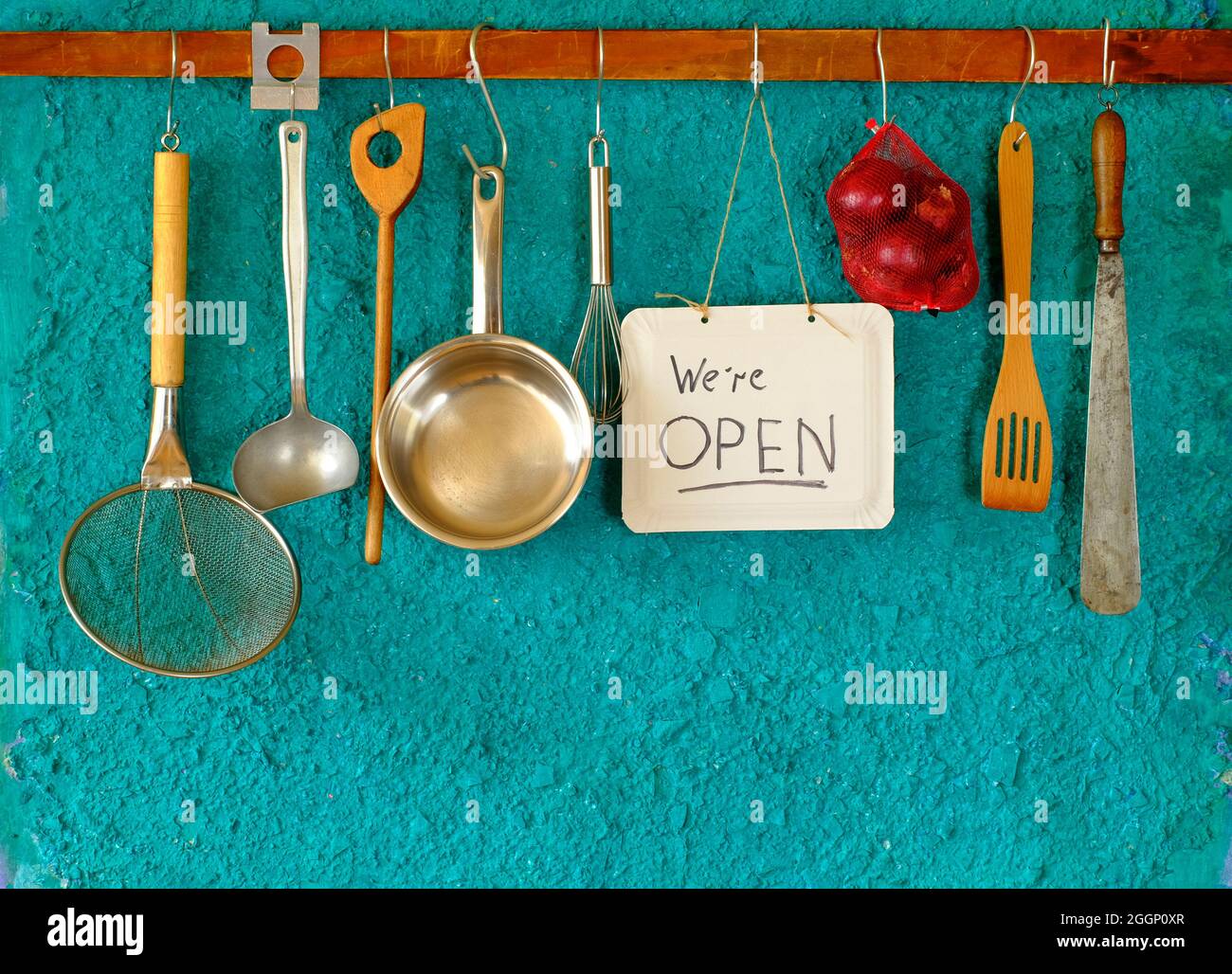 Il ristorante annuncia la riapertura dopo il blocco corona sul segno aperto, concetto gastronomico di affari. Spazio libero per la copia su sfondo teale Foto Stock