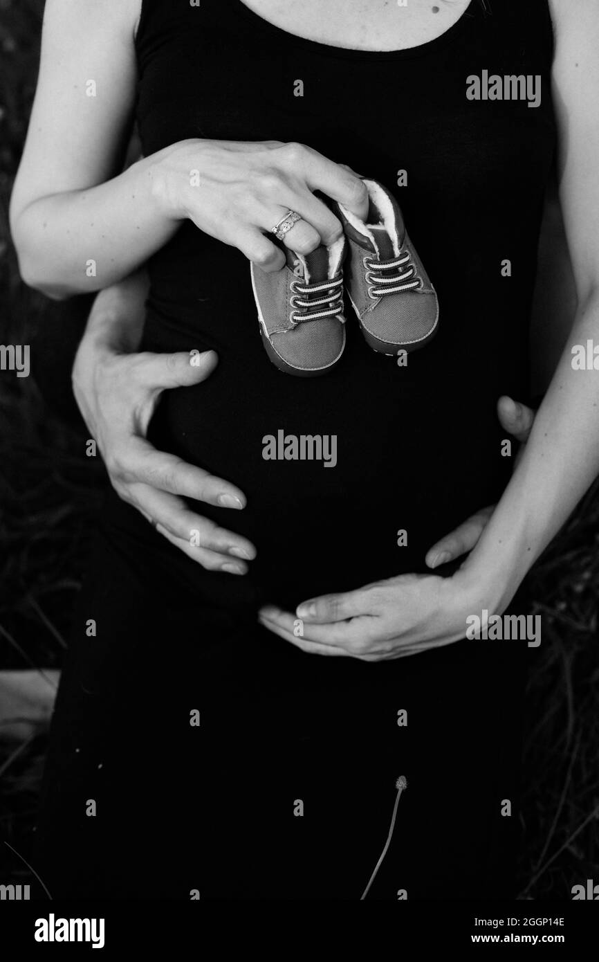Bel ritratto di gravidanza mostrando tenerezza, cura e amore.Foto in bianco e nero. In attesa del bambino. Aggiunta alla famiglia. Gestazione della gravidanza Foto Stock