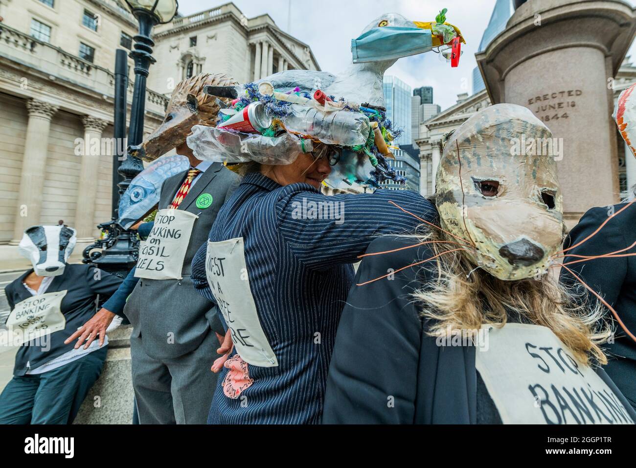 Londra, Regno Unito. 2 settembre 2021. A rischio i sostenitori degli animali si uniscono alla protesta fuori dalla Banca d'Inghilterra - la ribellione di estinzione continua le sue due settimane con una protesta della Città di Londra in parte sugli arresti, sotto il nome generale impossibile della ribellione. Credit: Guy Bell/Alamy Live News Foto Stock