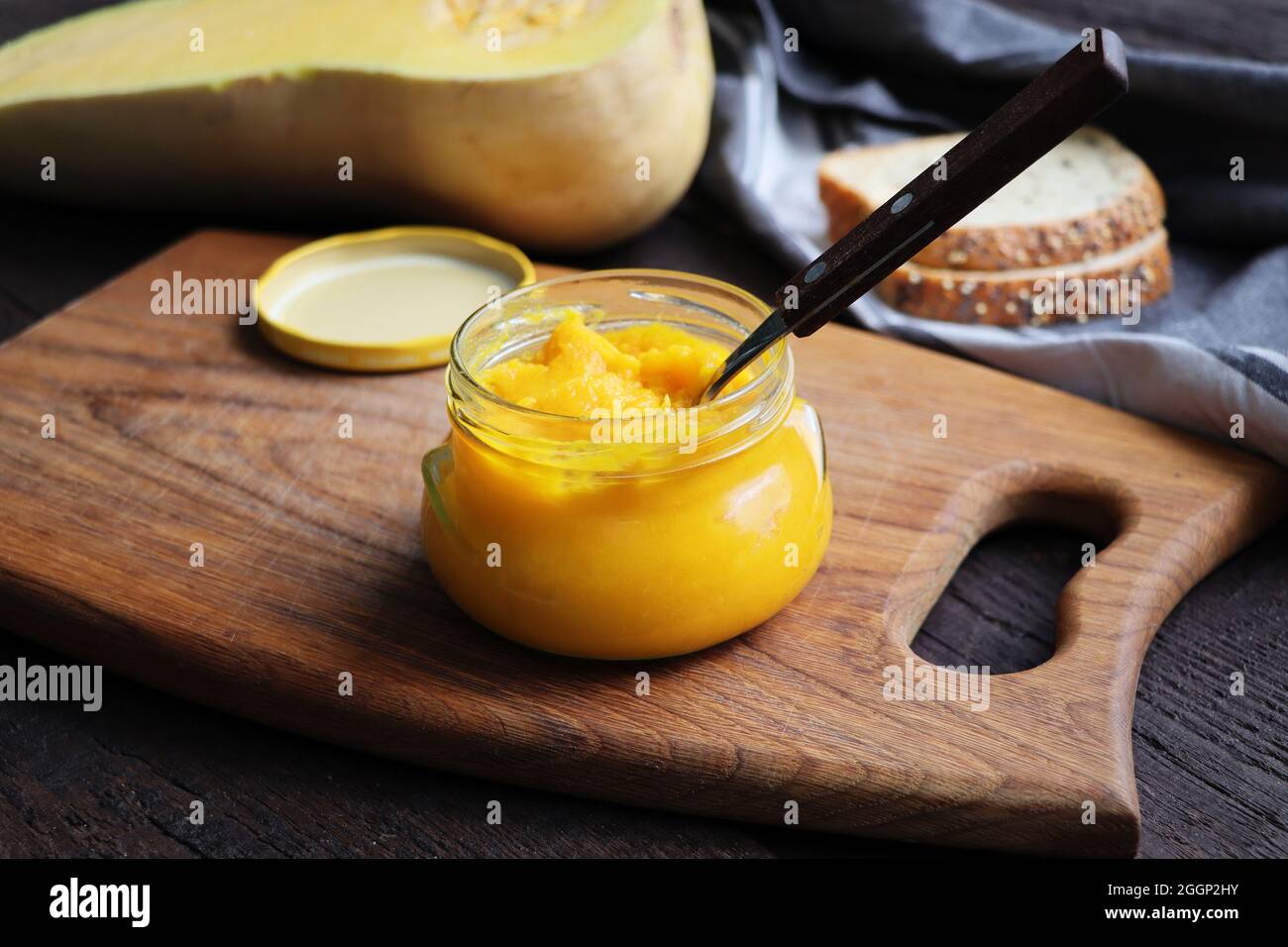 Burro di zucca fatto in casa in vaso di vetro fatto con zucche organiche Foto Stock