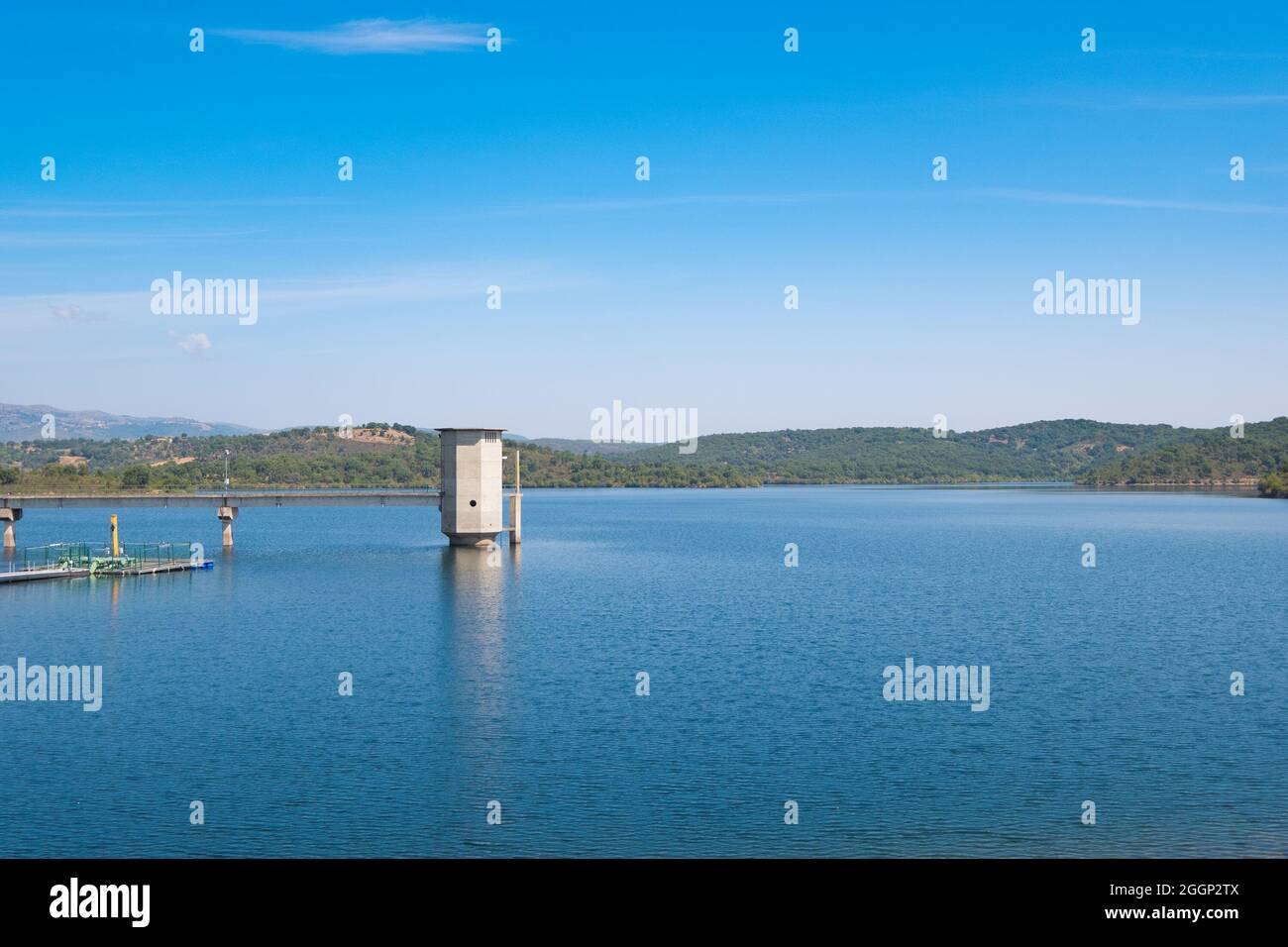 Macedo de Cavaleiros, Portogallo - 28 agosto 2021 : Azibo Reservoir, spiaggia fluviale, Distretto di Braganca, Portogallo Foto Stock