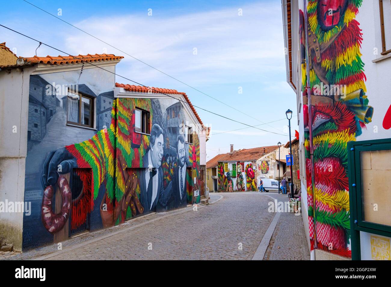 Macedo de Cavaleiros, Portogallo - 28 agosto 2021 : Patrimonio culturale immateriale dell'Umanità dall'Unesco. Murales per le strade di Podence. Distretto di Braganca Foto Stock