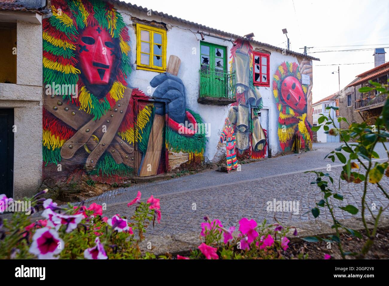 Macedo de Cavaleiros, Portogallo - 28 agosto 2021 : Patrimonio culturale immateriale dell'Umanità dall'Unesco. Murales per le strade di Podence. Distretto di Braganca Foto Stock