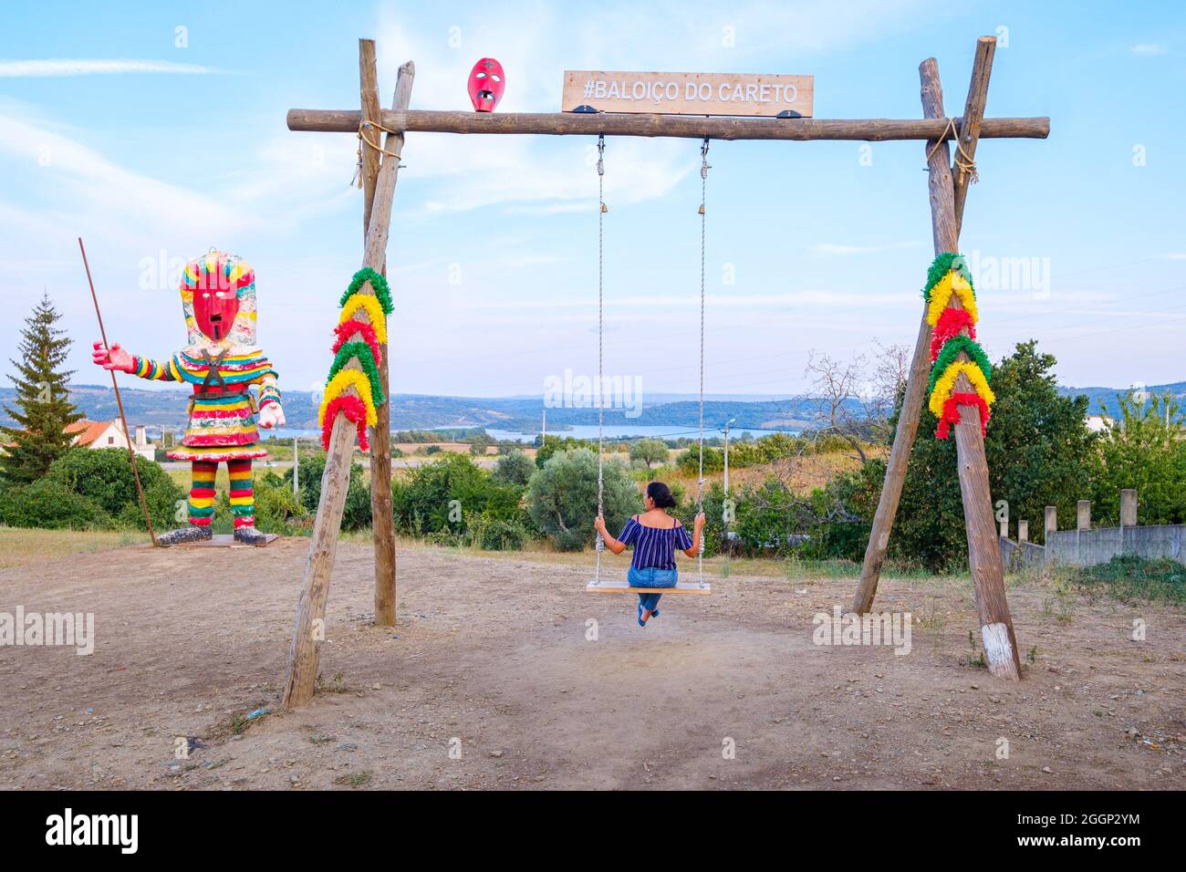 Macedo de Cavaleiros, Portogallo - 28 agosto 2021 : Patrimonio culturale immateriale dell'Umanità dall'Unesco. Podence swing che si affaccia sul Albufeira do Azib Foto Stock