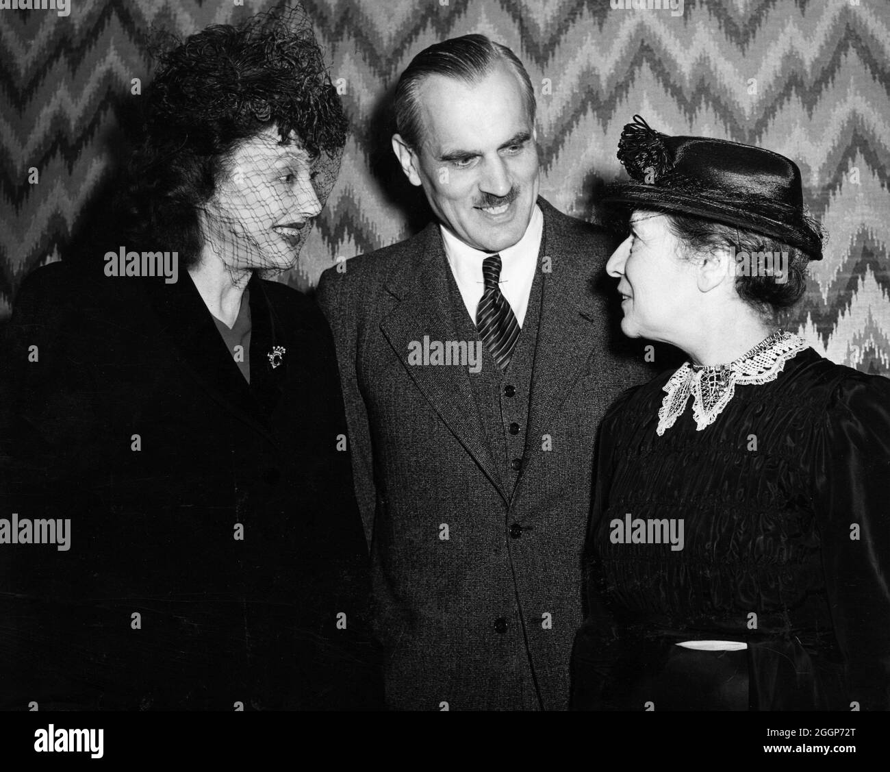 Il fisico austriaco Lise Meitner (1878-1968), a destra, con l'attrice Katherine Cornell e il fisico Arthur H. Compton il 6 giugno 1946, quando Meitner e Cornell ricevettero premi dalla Conferenza Nazionale dei Cristiani e degli Ebrei. Meitner scoprì la fissione nucleare insieme a otto Hahn, ma fu trascurato quando diede a Hahn il Premio Nobel per la chimica nel 1944. Il suo contributo è stato formalmente riconosciuto quando ha ricevuto il Premio fermi nel 1966. Foto Stock