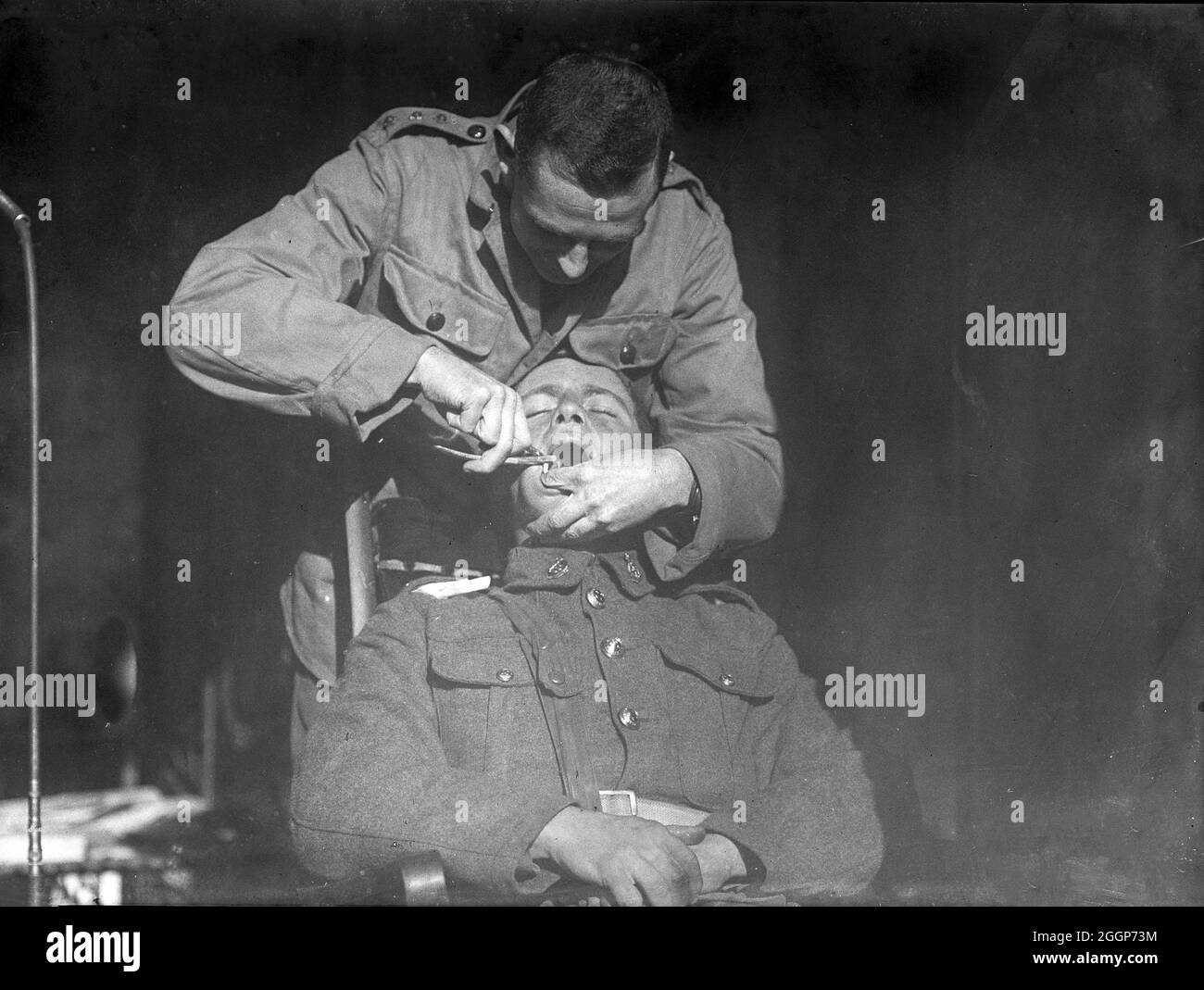 Un soldato neozelandese sottoposto a estrazione dentale presso l'ospedale del corpo dentistico neozelandese di Nielles, Francia, durante la prima guerra mondiale Foto Stock