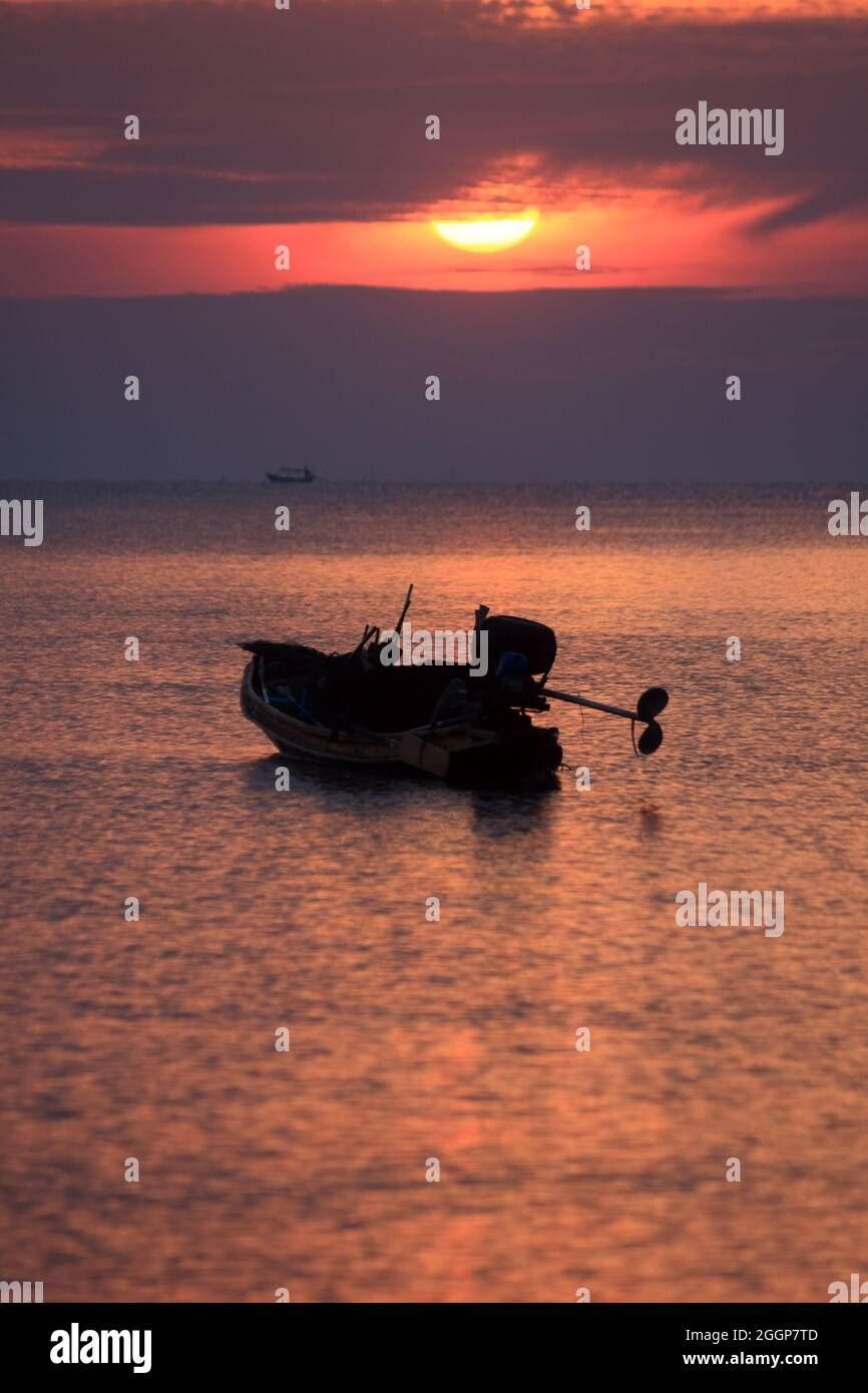 Sagoma della barca, mattina presto, prospettive diverse, vicino e lontano Foto Stock