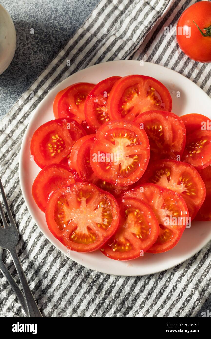 Pomodori a fette biologici sani con sale pronti a mangiare Foto Stock