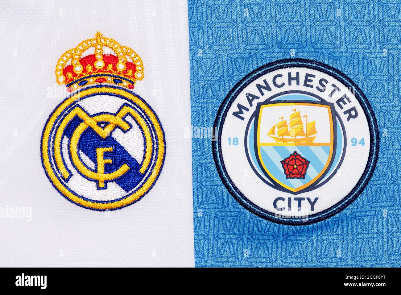 Primo piano della città di Manchester e dello stemma del Real Madrid. Foto Stock
