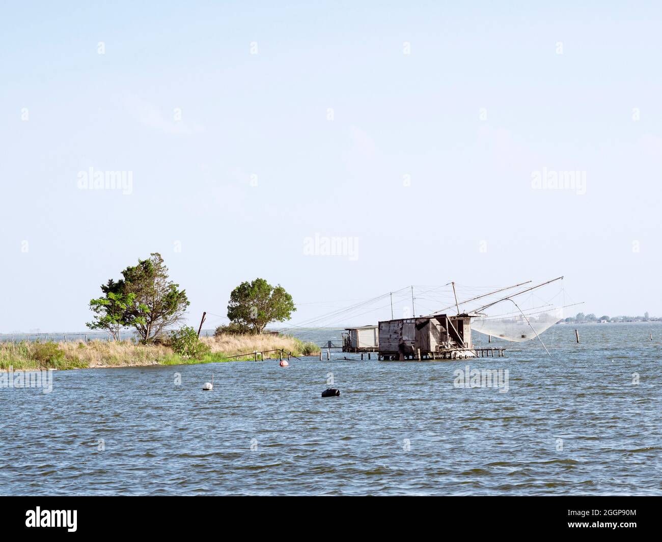 Capanna da pesca tradizionale nella riserva naturale Delta del po di Veneto (alta res) Foto Stock