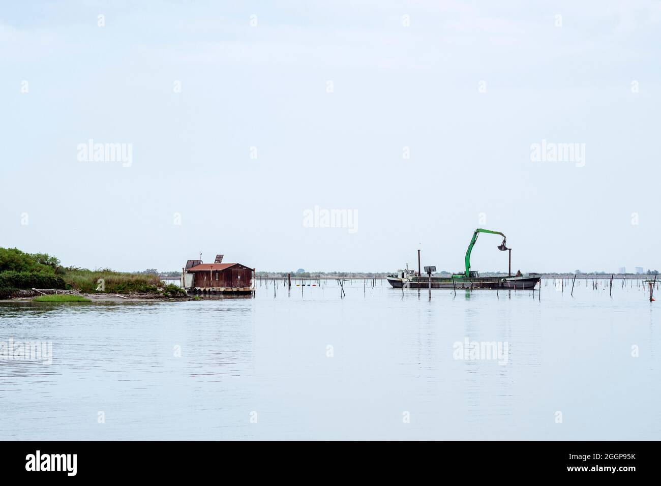 Capanna da pesca e barca da scavo nella riserva naturale Delta del po di Veneto Foto Stock