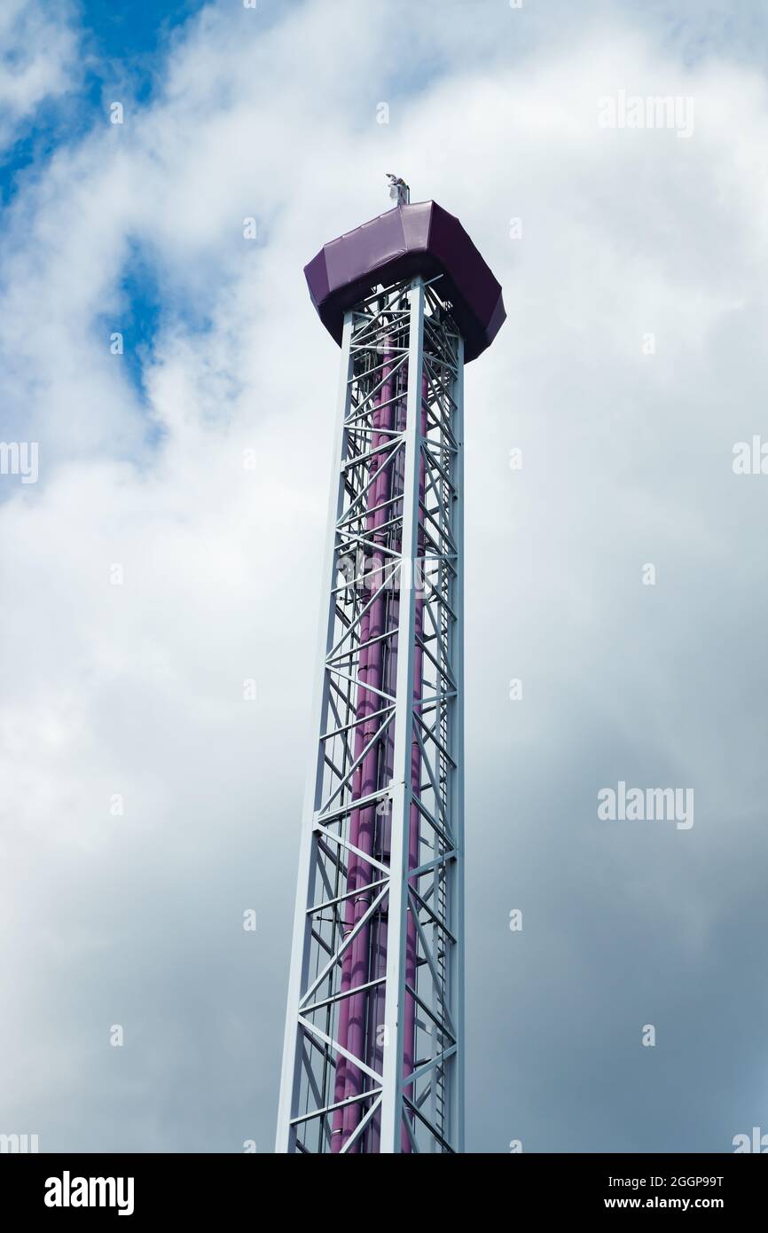 Helsinki, Finlandia - 23 luglio 2021: Parco divertimenti Linnanmaki, Ride Tower Raketti. Foto Stock
