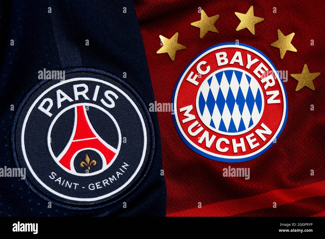 Primo piano della PSG e dello stemma del Bayern Munich. Foto Stock