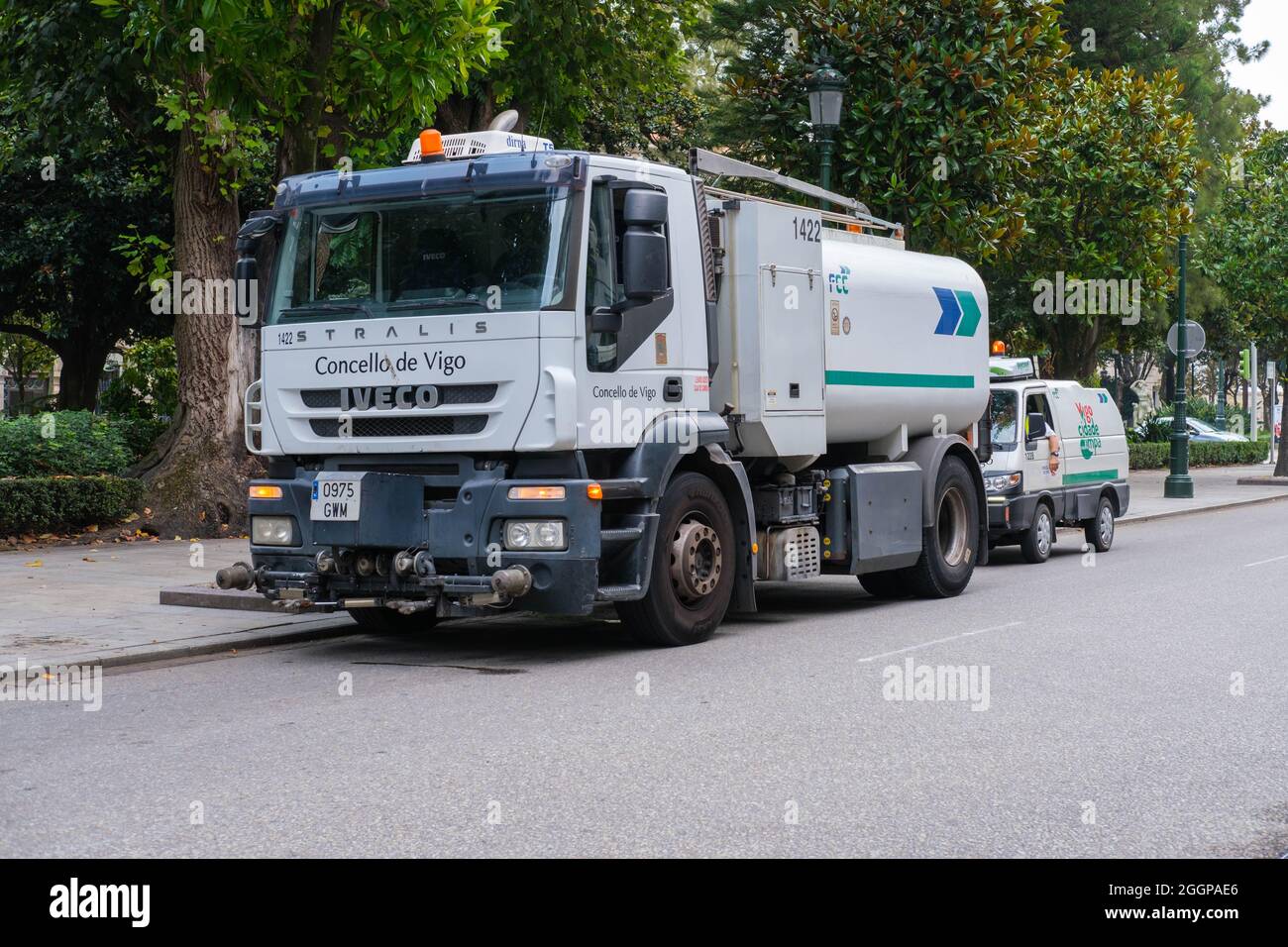 Vigo, Spagna - Settembre 02 2021: Iveco Stralis convertito per la pulizia delle strade, dotato di un water bowser Foto Stock