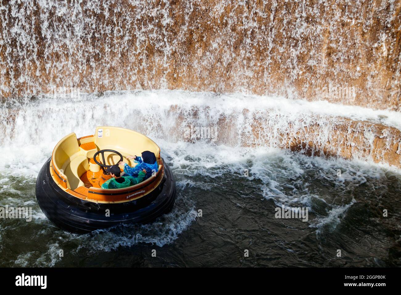 Helsinki, Finlandia - 23 luglio 2021: Giro in acqua Hurjakuru nel parco divertimenti Linnanmaki Foto Stock