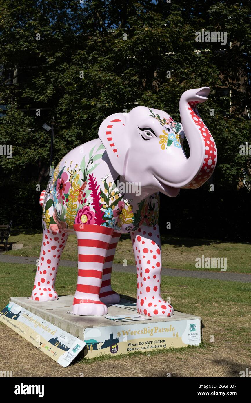 Un elefante non dimentica mai Katie Hodgetts, Worcester's Big Parade, Summer 2021, Worcestershire, Inghilterra. Foto Stock