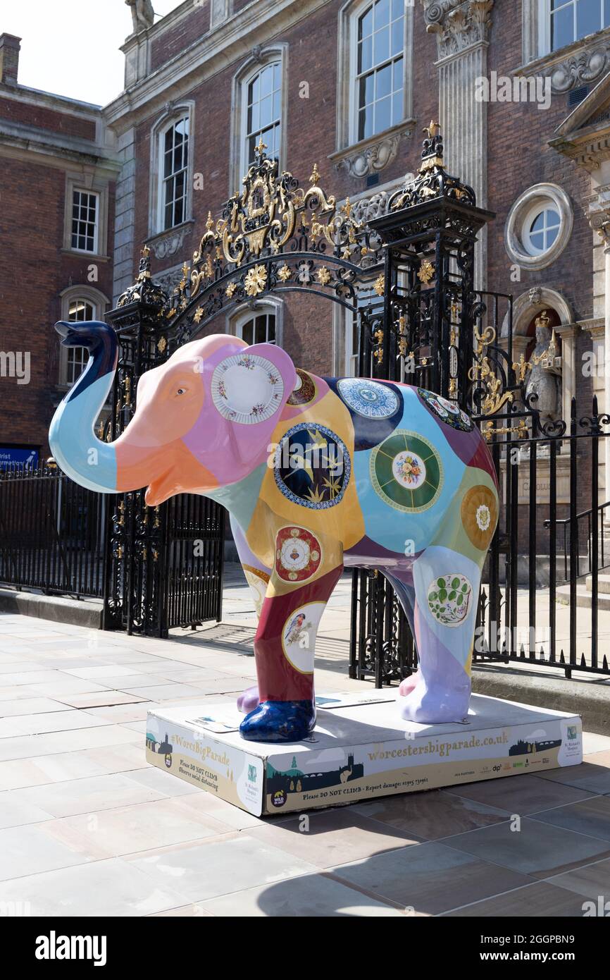 Elephant in porcellana di Amy Bourbon; Worcester's Big Parade; Summer 2021; Worcestershire; Inghilterra. Foto Stock