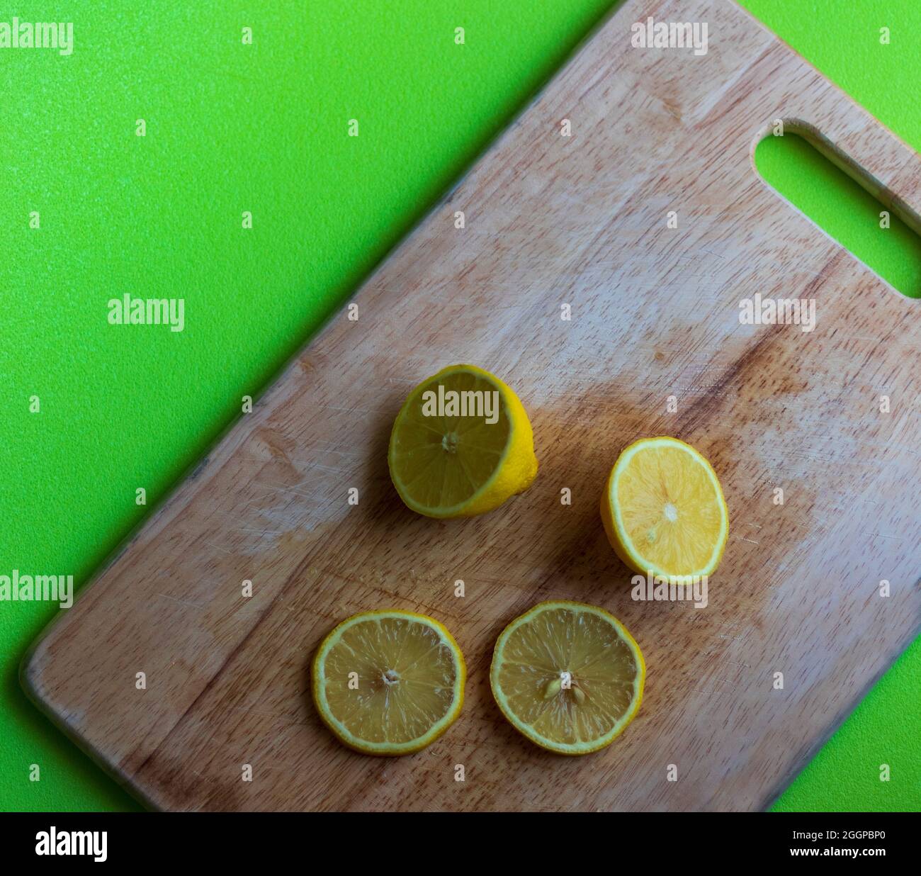 Fette di limone su tagliere di legno. Foto Stock