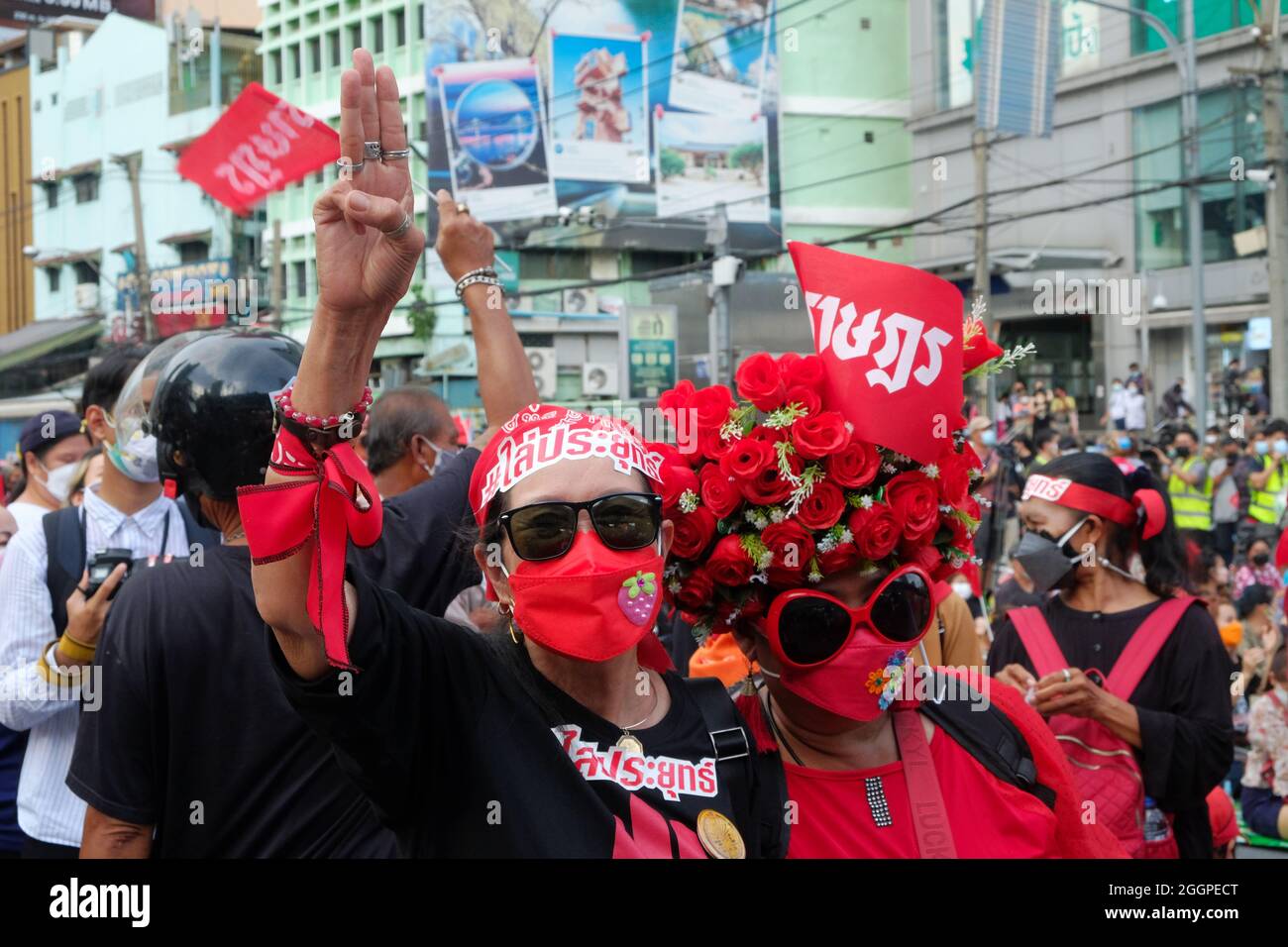 Bangkok (Thailandia), 2 settembre 2021, due donne in rosso protestano per le dimissioni del primo Ministro generale Prayut Chan-ocha. La protesta fa parte di una serie in corso a Bangkok per esprimere disaffezione con l'attuale performance del governo durante la pandemia COVID. Credit: James Patrick/Alamy Live News Foto Stock Bangkok (Thailandia), 2 settembre 2021, due donne in rosso protestano per le dimissioni del primo Ministro generale Prayut Chan-ocha. La protesta fa parte di una serie in corso a Bangkok per esprimere disaffezione con l'attuale performance del governo durante la pandemia COVID. Credit: James Patrick/Alamy Live News Foto Stock