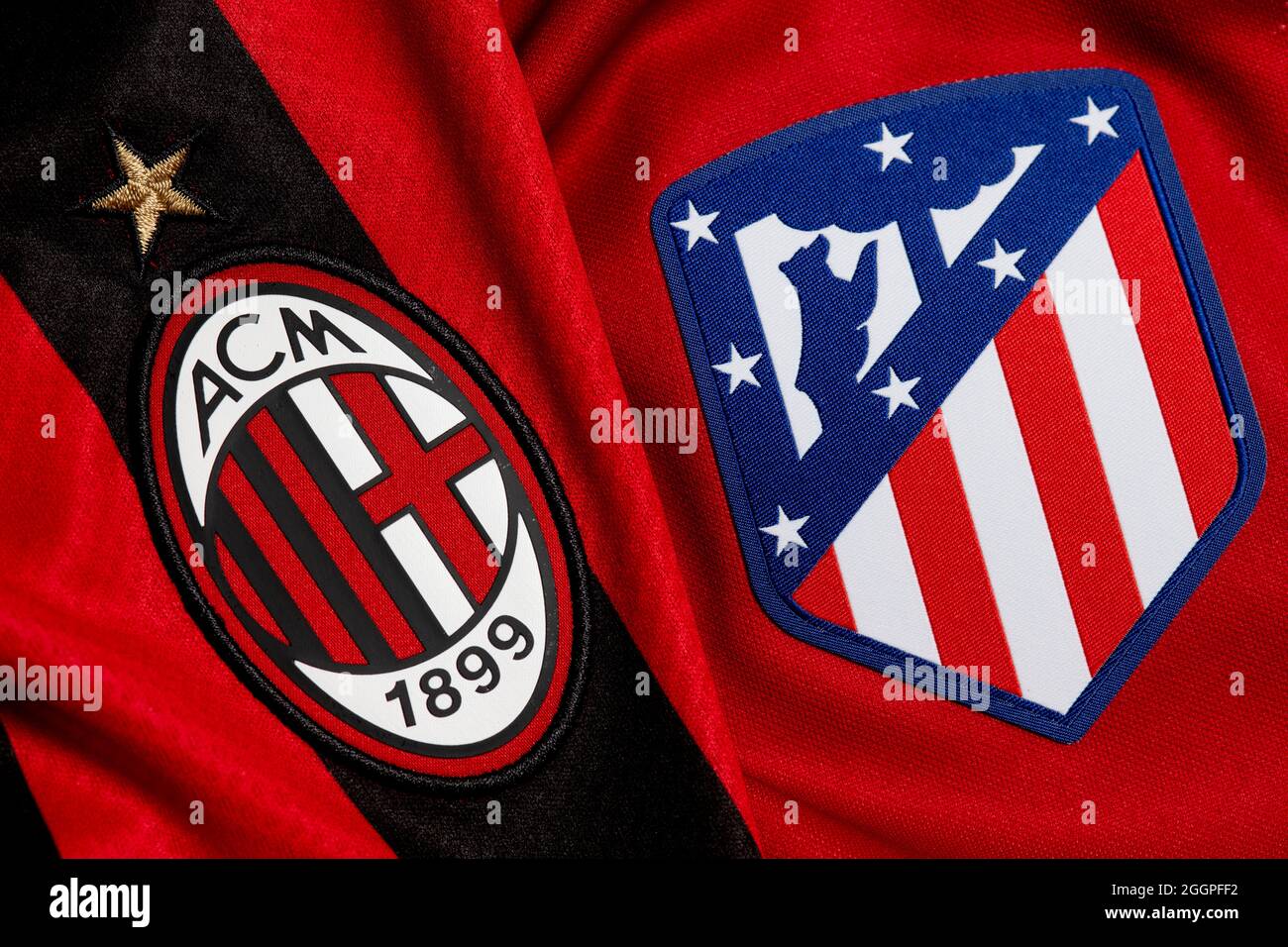 Primo piano dello stemma AC Milan vs Atletico Madrid club. Foto Stock